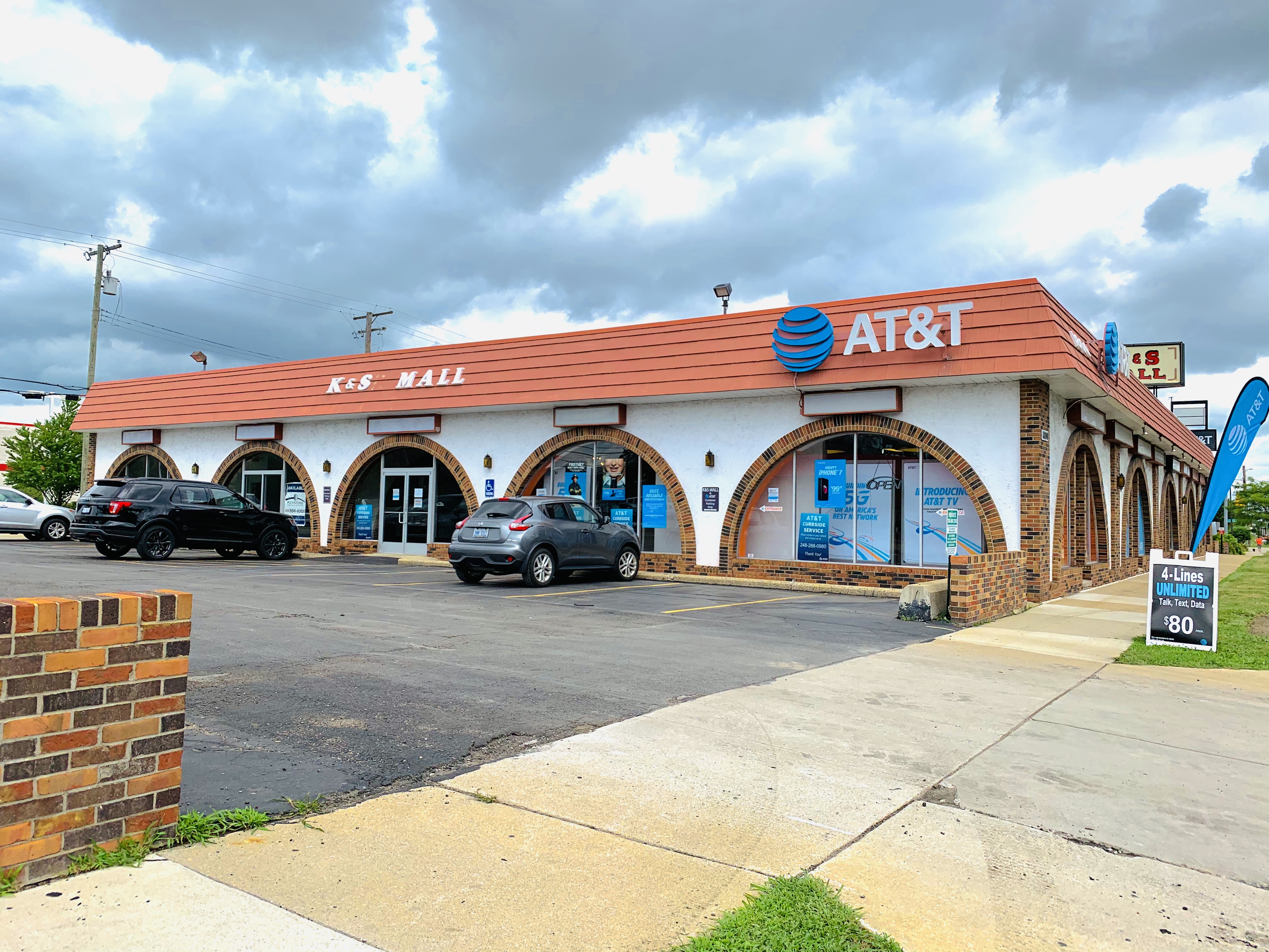 Strip Mall Success in an Age of E-Commerce